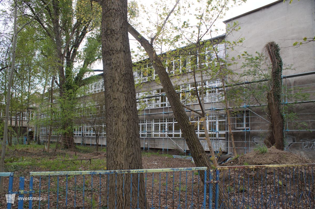 Zdjęcie [Kraków] XII Liceum Ogólnokształcące, Os. Kolorowe 29a fot. Damian Daraż 
