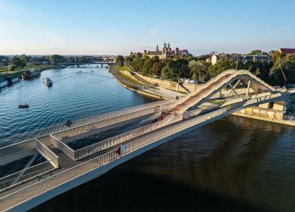 Otwarcie futurystycznej kładki Kazimierz–Ludwinów w centrum Krakowa już w niedzielę [FILM]