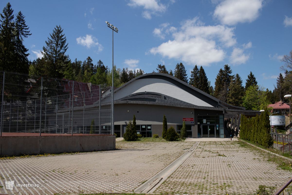 Zdjęcie Hala Sportowa Zespołu Szkół Ponadgimnazjalnych w Karpaczu fot. Jakub Zazula 