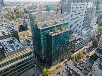 W Warszawie powstaje kompleks biurowy Studio ze 102 i 55-metrowymi budynkami [FILM + ZDJĘCIA + WIZUALIZACJE]