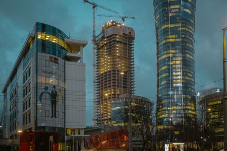 W Warszawie postępują prace na budowie nowego, 174-metrowego wieżowca The Bridge [FILMY]