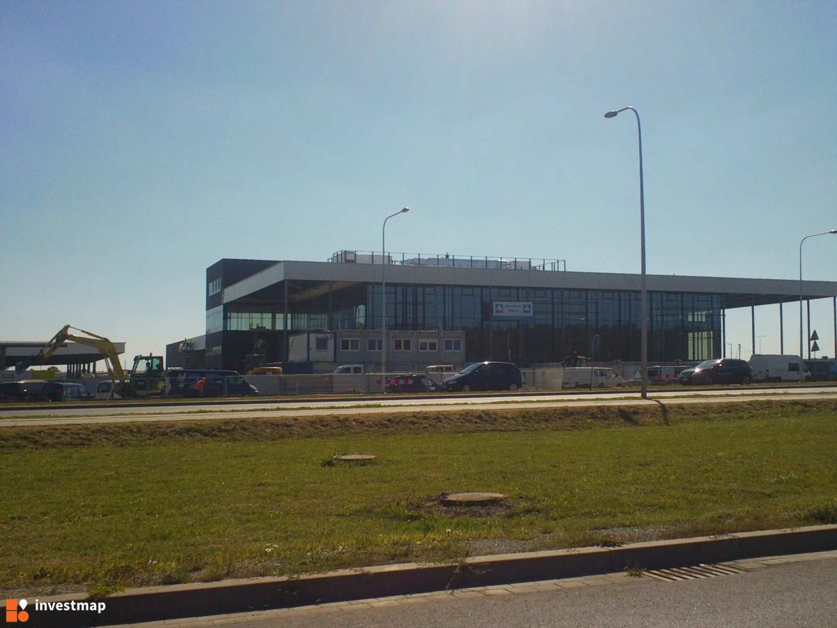 Zdjęcie [Wrocław] Salon samochodowy Mercedes-Benz fot. Orzech 