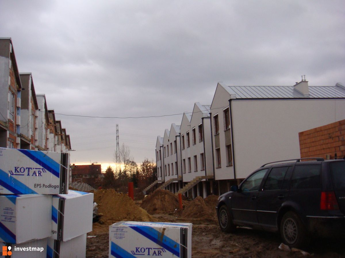 Zdjęcie [Wrocław] Osiedle domów jednorodzinnych "Nowe Maślice", al. Śliwowa fot. Jan Augustynowski
