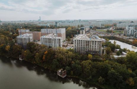 We Wrocławiu zawisła wiecha na budowie wielkiego osiedla PRS nad Odrą 