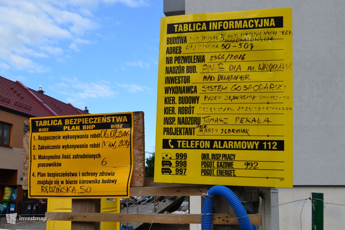 Zdjęcie [Wrocław] Osiedle domów w zabudowie szeregowej "Rędzińska 50" fot. Jan Augustynowski