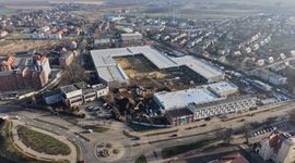 Budowa nowego, dużego parku handlowego na Dolnym Śląsku wchodzi w decydującą fazę [ZDJĘCIA+WIZUALIZACJE]