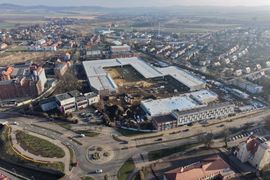 Budowa nowego, dużego parku handlowego na Dolnym Śląsku wchodzi w decydującą fazę [ZDJĘCIA+WIZUALIZACJE]