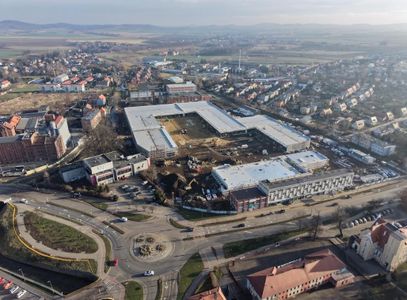 Budowa nowego, dużego parku handlowego na Dolnym Śląsku wchodzi w decydującą fazę [ZDJĘCIA+WIZUALIZACJE]