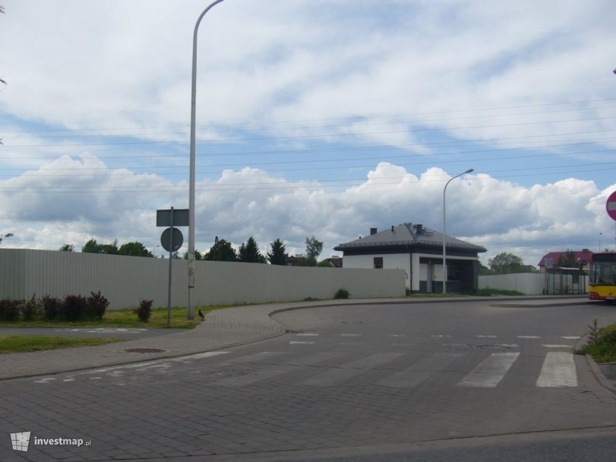 Zdjęcie [Wrocław] Budynek biurowo-handlowy, ul. Kamieńskiego 184 fot. Orzech 