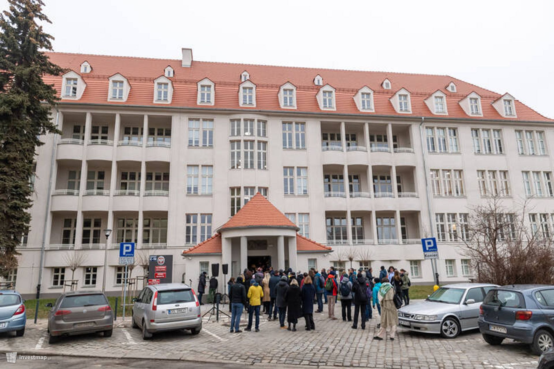 Politechnika Wrocławska zakończyła generalny remont  zabytkowego kompleksu dawnego szpitala przy ul. Hoene-Wrońskiego 