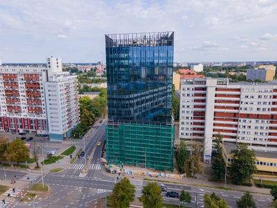 W centrum Wrocławia dobiega końca budowa ponad 60-metrowego biurowca Artefakt [FILM + ZDJĘCIA]