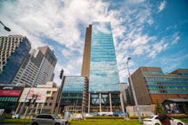 Kolejny ponad 100-metrowy wieżowiec w Warszawie gotowy [FILM+ZDJĘCIA]