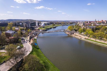 W centrum Krakowa powstaje nowa, futurystyczna kładka pieszo-rowerowa [FILM+ZDJĘCIA]