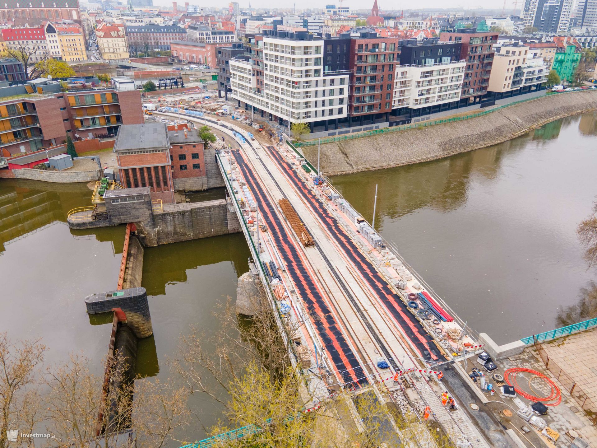W centrum Wrocławia trwa remont zabytkowych mostów Pomorskich 