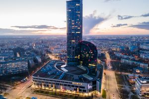 Nowi najemcy i modernizacje w Sky Tower we Wrocławiu