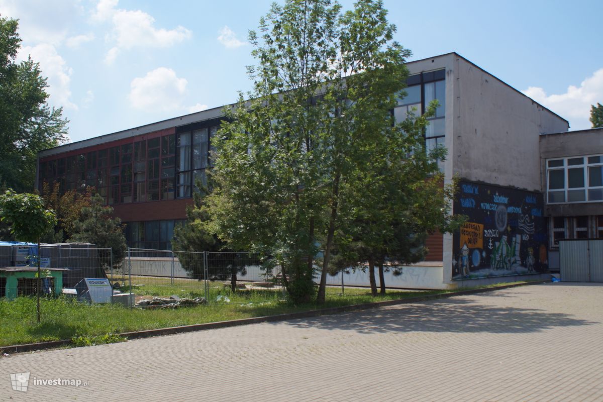 Zdjęcie [Kraków] XII Liceum Ogólnokształcące, Os. Kolorowe 29a fot. Damian Daraż 