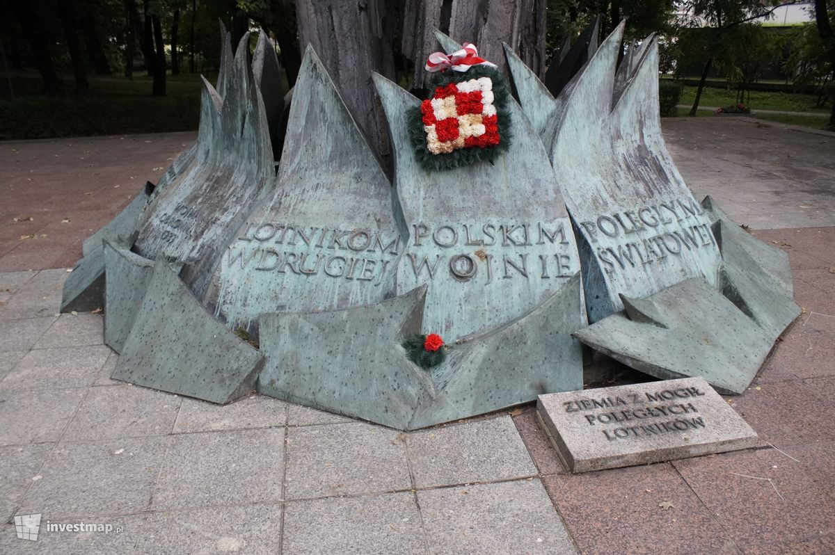 Zdjęcie Pomnik Lotników Polskich fot. Damian Daraż 