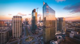 Międzynarodowa firma brokerska wynajmuje dwa piętra w 195-metrowym wieżowcu Skyliner w Warszawie