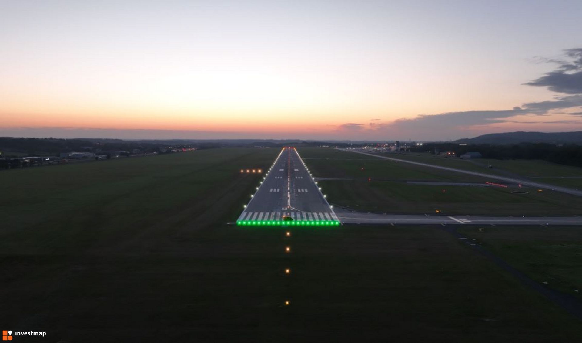 Kraków Airport z nowym oświetleniem nawigacyjnym drogi startowej. Starania o certyfikację lotniska do CAT II