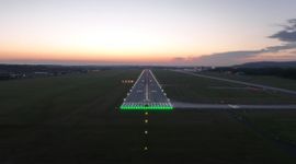 Kraków Airport z nowym oświetleniem nawigacyjnym drogi startowej. Starania o certyfikację lotniska do CAT II