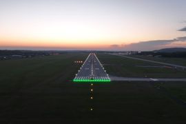 Kraków Airport z nowym oświetleniem nawigacyjnym drogi startowej. Starania o certyfikację lotniska do CAT II