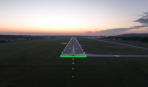 Kraków Airport z nowym oświetleniem nawigacyjnym drogi startowej. Starania o certyfikację lotniska do CAT II
