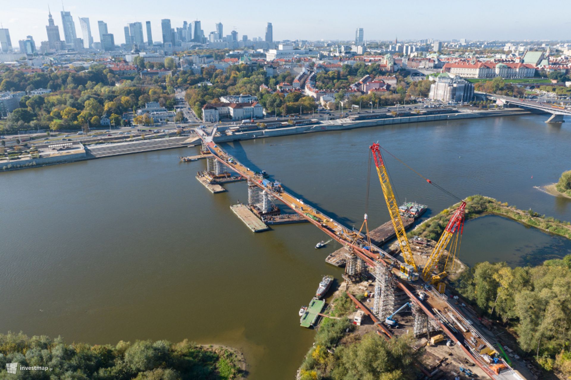 W centrum Warszawy trwa budowa nowego mostu pieszo-rowerowego przez Wisłę 