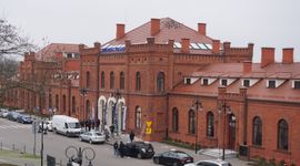 Zabytkowy dworzec kolejowy w Skierniewicach już po modernizacji [FILM+ZDJĘCIA]