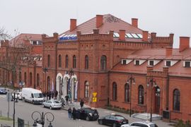 Zabytkowy dworzec kolejowy w Skierniewicach już po modernizacji [FILM+ZDJĘCIA]