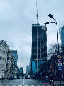 W centrum Warszawy trwa budowa nowego, 174-metrowego wieżowca The Bridge [FILMY+ZDJĘCIA]