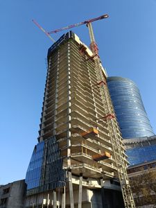 W centrum Warszawy trwa budowa nowego, 174-metrowego biurowca The Bridge [FILMY]