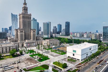 Plac Centralny w Warszawie otwarty – zielona przestrzeń w sercu miasta [FILMY]