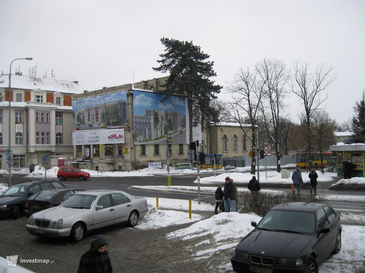Zdjęcie [Wrocław] Nowa, duża kamienica w centrum Leśnicy fot. TerrorMole 