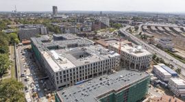 Wiecha na biurowcach w kompleksie mixed-use WITA w Krakowie [ZDJĘCIA+FILM]