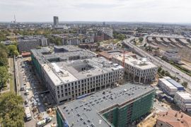 Wiecha na biurowcach w kompleksie mixed-use WITA w Krakowie [ZDJĘCIA+FILM]