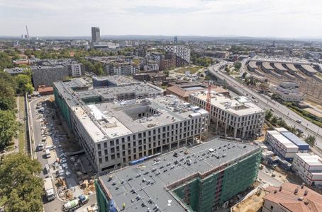 Wiecha na biurowcach w kompleksie mixed-use WITA w Krakowie [ZDJĘCIA+FILM]