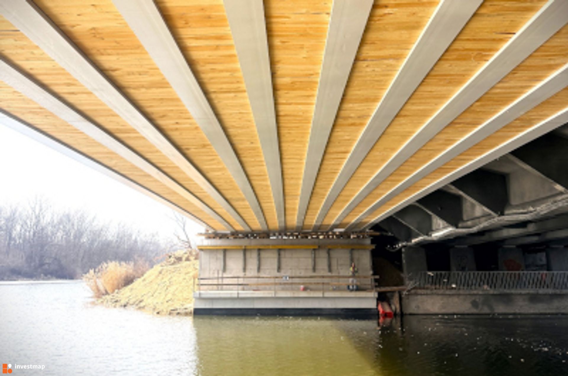 Postępuja prace przy budowie mostu nad Kanałem Żerańskim w Warszawie 