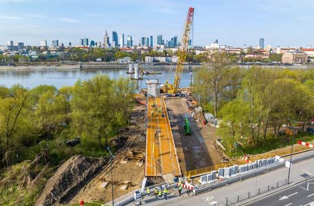 W Warszawie rośnie nowy most pieszo-rowerowy przez Wisłę [ZDJĘCIA + WIZUALIZACJE]