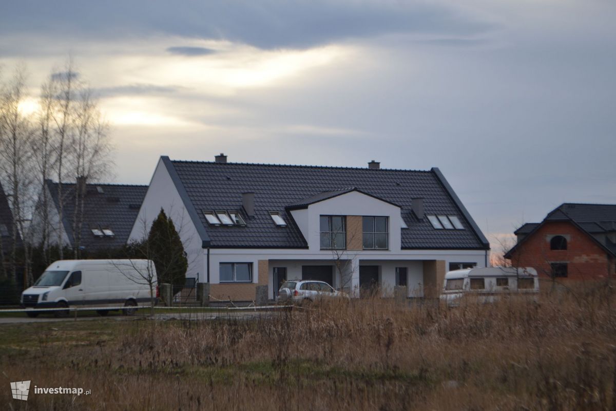 Zdjęcie [Radomierzyce] Osiedle domów jednorodzinnych w zabudowie bliźniaczej fot. Jan Augustynowski