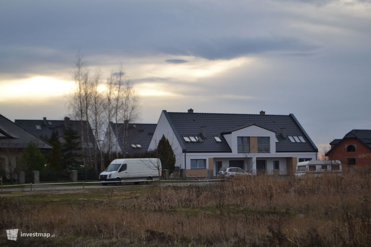 Zdjęcie [Radomierzyce] Osiedle domów jednorodzinnych w zabudowie bliźniaczej fot. Jan Augustynowski