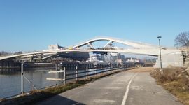 W centrum Krakowa powstaje nowa, futurystyczna kładka pieszo-rowerowa [FILM+ZDJĘCIA+WIZUALIZACJE]