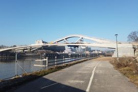 W centrum Krakowa powstaje nowa, futurystyczna kładka pieszo-rowerowa [FILM+ZDJĘCIA+WIZUALIZACJE]