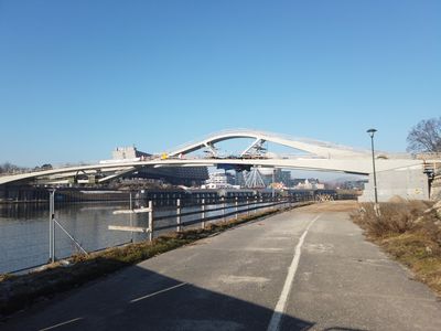 W centrum Krakowa powstaje nowa, futurystyczna kładka pieszo-rowerowa [FILM+ZDJĘCIA+WIZUALIZACJE]