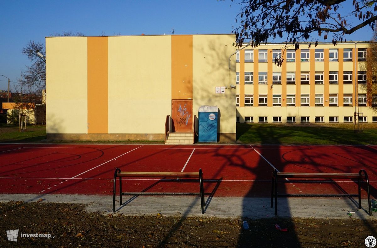 Zdjęcie Boisko ze sztuczną nawierzchnią wraz z boiskiem do koszykówki 