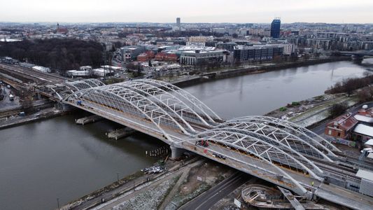 W Krakowie trwa budowa nowego mostu przez Wisłę i przebudowa przystanku kolejowego Zabłocie [FILM + ZDJĘCIA]