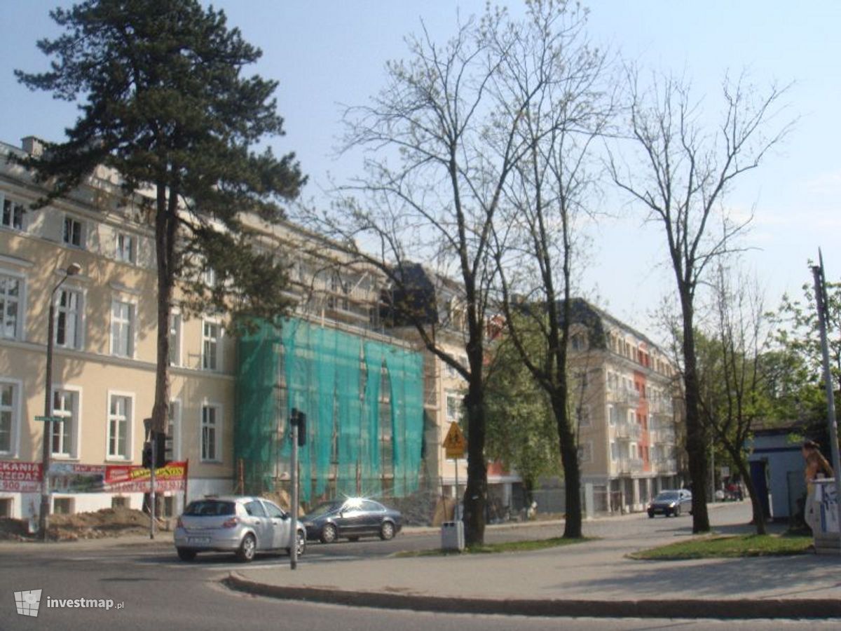 Zdjęcie [Wrocław] Nowa, duża kamienica w centrum Leśnicy fot. Jan Augustynowski