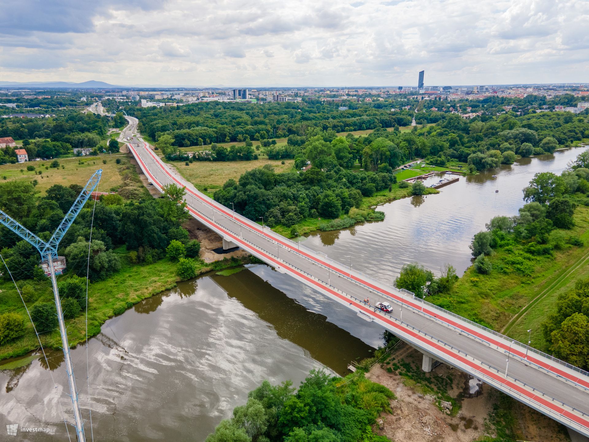 We Wrocławiu, w ramach budowy Alei Wielkiej Wyspy, powstały dwa nowe mosty 