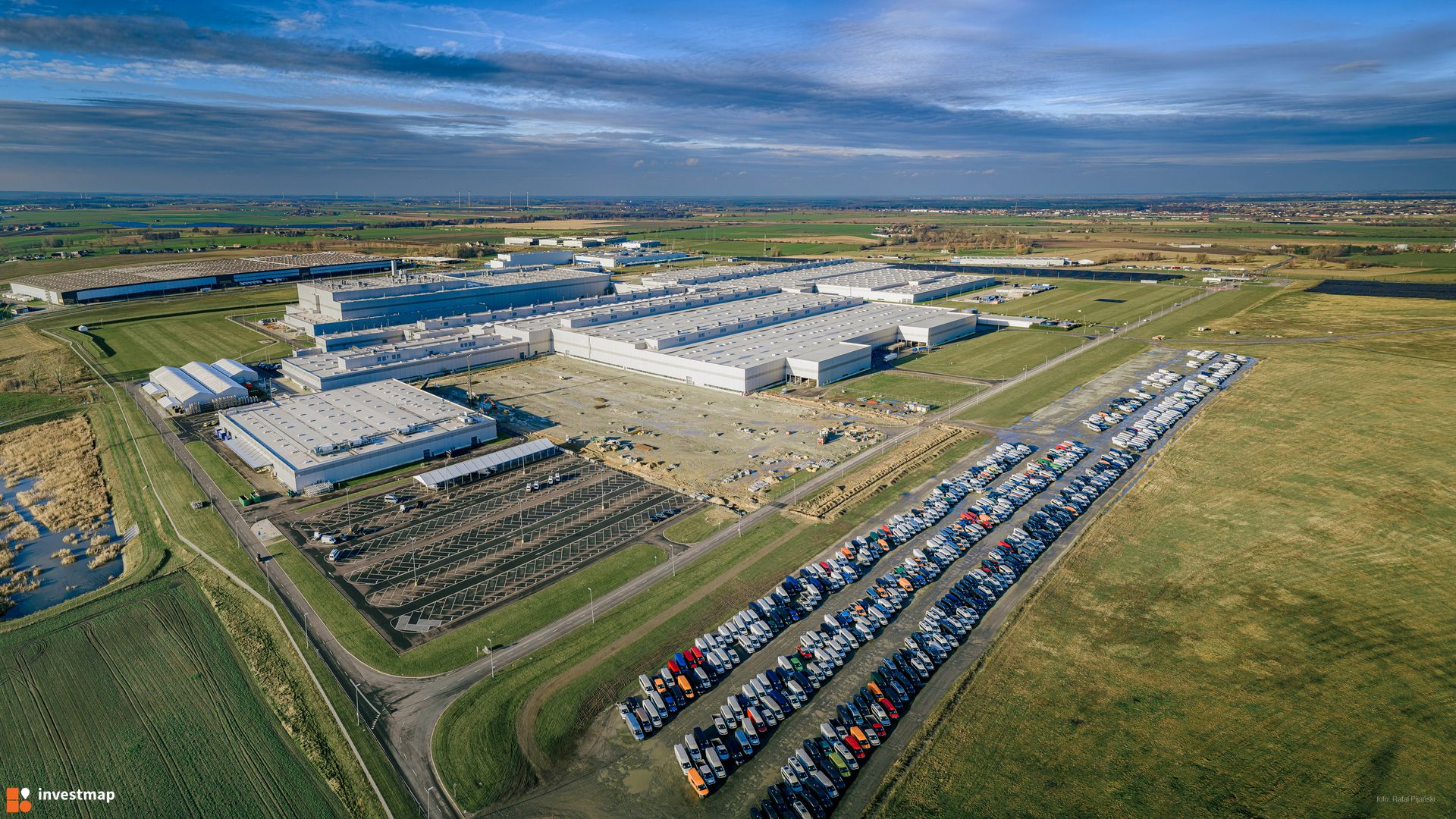 Volkswagen rozbudowuje wielką fabrykę samochodów dostawczych pod Poznaniem. Rusza montaż konstrukcji nowych hal 