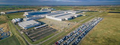 Volkswagen rozbudowuje wielką fabrykę samochodów dostawczych pod Poznaniem. Rusza montaż konstrukcji nowych hal [FILM+ZDJĘCIA]