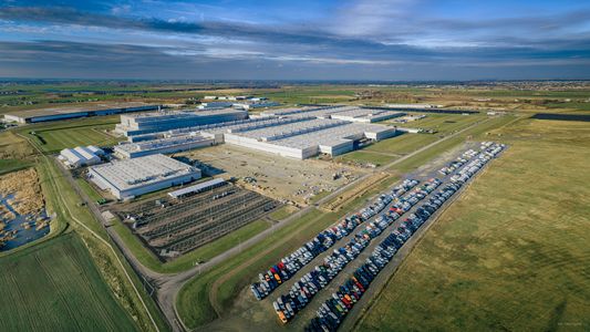 Volkswagen rozbudowuje wielką fabrykę samochodów dostawczych pod Poznaniem. Rusza montaż konstrukcji nowych hal [FILM+ZDJĘCIA]